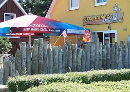 Urige Sichtschutz Palisaden Aus Holz Sichtschutz Garten Holz Palisaden Gartendesign Ideen