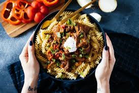 Veganes Paprikagulasch Mit Seitan Nudeln Rezept Paprikagulasch Jagdwurst Gulasch