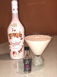 Strawberries And Cream Baileys Strawberry Shortcake Martini 2 1 2 To 3oz Of This Delicious Strawberries And C Baileys Drinks Baileys Recipes Drinks Cake Vodka