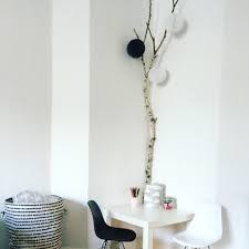 Lege die zwei birkenäste nebeneinander und umwickle sie mehrmals mit der kordel. Bei Uns Zieht Der Wald Ein Birkenaste Als Deko Sarahplusdrei