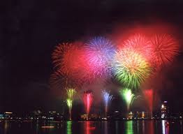 Bắn pháo hoa đêm giao thừa bên hồ gươm. Nhá»¯ng LÆ°u Y Khi Xem Báº¯n Phao Hoa Ä'em Giao Thá»«a