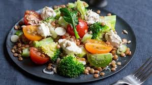 Ein Teller Brokkoli Linsen Salat Steht Auf Einem Tisch In 2020 Rezepte Gesunde Rezepte Brokkoli Gemuse