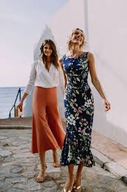 ¿el mejor accesorio para tu look de invitada de día? 18 Vestidos Para Invitadas Que Inspiraran Tu Proximo Look De Boda De Dia Tendencias De Bodas Magazine Blog