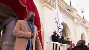 Polisen eugene goodman har hyllats som hjälte efter stormningen av kapitolium. Kamala Harris Escorted By Capitol Police Officer Eugene Goodman