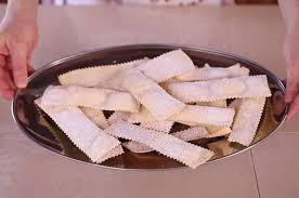 Il carnevale è non solo la festa del travestimento ma anche la festa dei golosi che durante quei giorni possono gustare dolci tipici deliziosi. Chiacchiere Frappe Bugie Di Carnevale Fatto In Casa Da Benedetta Facebook