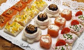 Canapés (gastronomía) aperitivos de tamaño pequeño y generalmente decorados que se cogen con los dedos y a menudo se comen de un bocado. Canapes Variados Faciles Y Rapidos En Febrero De 2021
