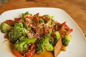 Seitan Mit Brokkoli Und Roter Paprika In Asiatischer Sauce Vegane Rezepte In 2020 Seitan Vegane Rezepte Rezepte