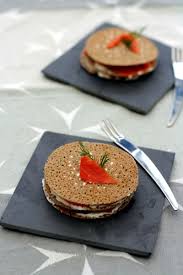 Millefeuille De Crepes Au Saumon Fume Fromage Frais Et Concombre Amandine Cooking Crepe Au Saumon Saumon Fume Cuisine Et Boissons