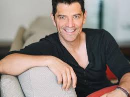 Ξεκινούν απόψε τα lives με. Apokalypsh Giati Kophke Apo To House Of Fame O Sakhs Roybas Iciao