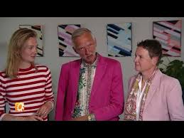 Voordat u vertrekt moet u zich uitschrijven. Ik Vertrek Martien Is Terug Op De Buis Rtl Boulevard Youtube