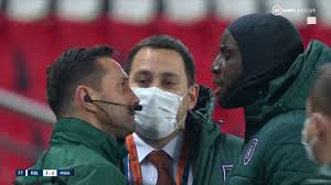 Oficilaii de la uefa au decis că arbitrul nu este vinovat de rasim şi nu se impun sancţiuni în acest caz. Who Is Sebastian Coltescu Psg Vs Istanbul Basaksehir Referee Comes Under Massive Scrutiny