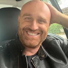 Puntata singolare ad amici 20 con rudy zerbi che si collega da casa e non può essere presente in studio. Avete Mai Visto Rudy Zerbi Con I Capelli Ecco La Foto Che Ha Fatto Impazzire Il Web Per La Strana Somiglianza