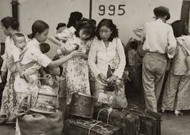 Chinese Women With Their Luggage At The Quay Indonesia 1945 1955 Source Tropenmuseum History Asian History Historical Figures