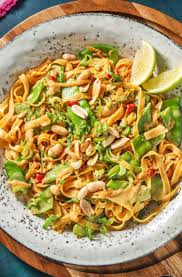 Chilinudeln In Erdnusssosse Rezept Hellofresh Erdnusssosse Schnelles Gesundes Abendessen Essen Kochen