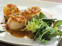 Gebratene Jakobsmuscheln Mit Blattsalat Rezept Gebratene Jakobsmuscheln Lebensmittel Essen Blattsalat
