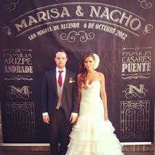 Podéis optar por un set en este caso, será interesante recurrir a un regalo divertido con el que los niños puedan entretenerse tras la boda. Los Photocalls De Boda Mas Originales Y Divertidos Grandes Ideas Invitaciones Y Detalles Originales