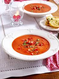Setze Schnell Einen Grossen Topf Auf Und Wurze Gerne Etwas Scharfer Damit Wird Deine Suppe Zu Einem Suppe Abnehmen Diat Suppen Rezepte Suppen Rezepte Abnehmen