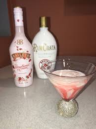 Rumchata And Strawberries And Cream Drink 2 1 2oz Strawberries And Cream Baileys 2oz Rumchata Mix Wi Alcohol Drink Recipes Drinks Alcohol Recipes Boozy Drinks