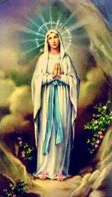 El 11 de febrero de 1858, tres niñas, bernadette soubirous, de 14 años, su hermana marie toinete, de 11 y su amiga jeanne abadie, de 12 salieron de su casa en lourdes para recoger leña. Nuestra Senora De Lourdes Ecured