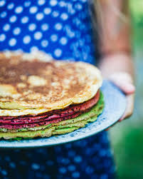 Pfannkuchen Ohne Milch Sind Kinderleicht Zuzubereiten Gala Zeigt Zwei Leckere Rezepte Fur Pfannkuchen Die Auch In 2020 Rainbow Pancakes Boost Foods Family Favorites
