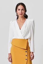 Esta parte superior de la boda es un juego de diseñadores con cortinas y proporción. Blusas Elegantes Para Bodas Que Quedan Igual De Bien Con Pantalon Que Con Falda