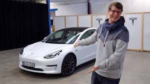 La tesla model 3 est très certainement la voiture électrique la plus attendue au monde. Wir Holen Felix Neuen Tesla Model 3 Performance Ab Youtube