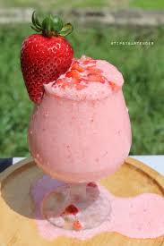 Strawberry Cream Cocktail Tipsybartender Com Baileys Recipes Drinks Strawberries And Cream Baileys Recipes