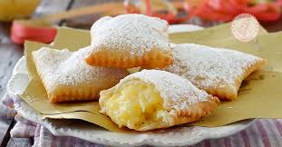Iniziate a fare le chiacchiere ripiene unendo farina, zucchero e lievito. Chiacchiere Ripiene Alla Crema Una Variante Della Ricetta Delle Chiacchiere Classica Una Pasta Friabile Facilissi Ricette Idee Alimentari Dolci Carnevaleschi