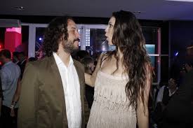 Ego Gabriel O Pensador Chama Atencao Com Namorada Gigante Em Festa Noticias De Noite