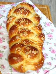 Der Hefezopf Ist Ein Kostlicher Klassiker Und Fur Geniesser Das Perfekte Fruhstuck Habe Ich Euch Denn Scho Bester Hefezopf Thermomix Rezepte Thermomix Backen