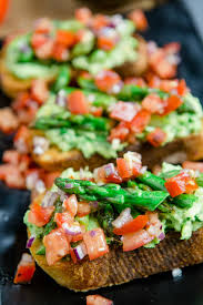 Spargel Bruschetta Mit Avocado Und Tomaten Kuechenchaotin Bruschetta Spargel Vorspeise Bruschetta Rezept