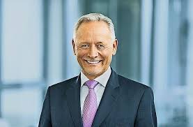 1997 änderte sich die rechtsform in zu einer aktiengesellschaft, die im prime standard der frankfurter wertpapierbörse notiert und seit märz 2003 im sdax gelistet ist. Ihk Tag Grenke Fuhrt Kunftig Die Kammern Im Sudwesten An Wirtschaft Stuttgarter Nachrichten