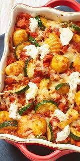 Dieses Gnocchi Gratin Uberzeugt Durch Die Kombination Aus Zucchini Ricotta Cabanossi Und Tomaten Mit Kase Uberbacken W Ricotta Gnocchi Gnocci Rezept Rezepte