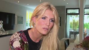 Tunika mit flügelärmel und blumenprint. Neuanfang Auf Malta Sarah Kern Bekommt Finanzielle Unterstutzung Von Sohn Olivier