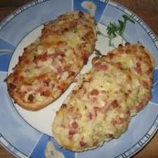Uberbackene Kase Schinken Brotchen Rezept Lecker Geschmolzener Kase Leckere Snacks