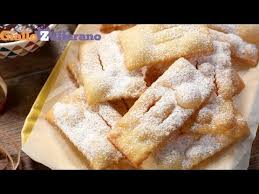 Cenci e donzelle in toscana, frappe e sfrappole in emilia, crostoli in trentino, galani e gale in veneto, bugie in piemonte e molti altri le chiacchiere sono dolci legati direttamente ai festeggiamenti durante il periodo di carnevale. Chiacchiere Di Carnevale Frappe Bugie Crostoli Ricetta In 1 Minuto Youtube