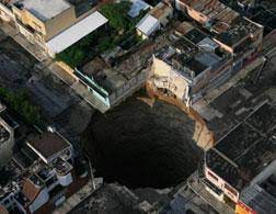 giant sinkhole in guatemala city
