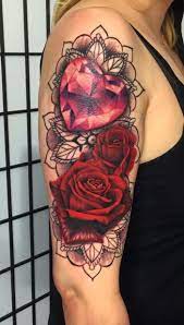 Eine Idee Fur Tattoo Auf Schulter Zwei Grosse Rote Rosen Und Ein Herz Tatowierung Fur Frau Rose Tattoos Tattoos Arm Tattoo