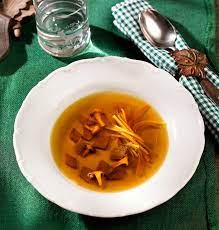 Klare Rehsuppe Ein Rezept Aus Dem Servus Magazin Rezept Suppe Fleischkuchen Reh