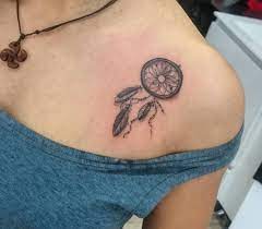 Traumfanger Tattoo Dekoltee Schulter Klein Tattoo Art Traumfanger Tattoo Tattoo Dekoltee Mini Tattoos
