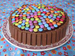 Gateau Au Chocolat Kit Kat Et Smarties Pour 8 Personnes Recettes Elle A Table Recette Gateau Smarties Gateau Chocolat Tout Chocolat