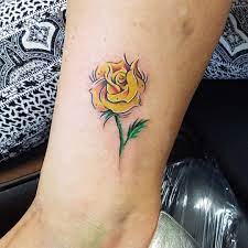 45 Glorreiche Knochel Tattoo Designs Die Ehrlich Inspirierend Sind Ankle Tattoo Designs Yellow Tattoo Yellow Rose Tattoos
