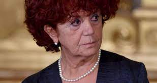 Studi azzolina ha frequentato il liceo scientifico statale leonardo da vinci di floridia, in provincia di siracusa. Valeria Fedeli E Possibile Che Ci Sia Un Ministro Senza Diploma Al Miur Scuolainforma