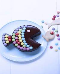 Gateau Poisson Au Chocolat Et Bonbons Pour 8 Personnes Recettes Elle A Table Recette Recettes De Cuisine Recette Gateau Gateau D Anniversaire Aux Fruits