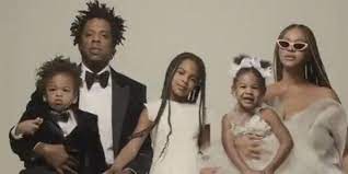 04.09.2020 · beyonce's relationship with her three kids — blue ivy, 8, and twins rumi and sir, 3 — is unmatched! Beyonce S Holiday Family Photo Gives Rare Look At Twins Rumi And Sir