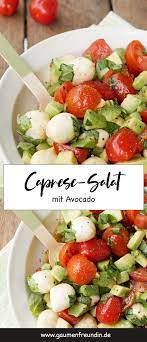 Schneller Caprese Salat Mit Avocado Tomaten Und Mozzarella Rezept Salate Rezepte Gesund Gesund Kochen Rezepte Essensrezepte
