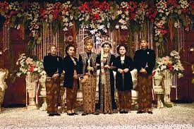 Hal tersebut terjadi hampir diseluruh daerah di indonesia terutama pada daerah perkotaan, tidak terkecuali daerah jawa tengah. 12 Inspirasi Kebaya Untuk Mama Di Hari Pernikahanmu Beliau Juga Pantas Untuk Tampil Sempurna Lho