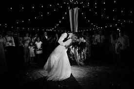 Durante vuestra boda sonarán variadas canciones a lo largo de la ceremonia, la celebración y la fiesta. Las Canciones Del Baile Nupcial Que Mas Sonaran Este Ano