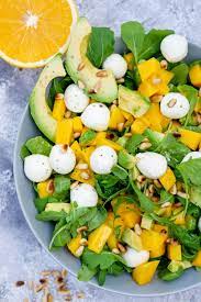 Rucola Mango Salat Mit Pinienkernen Avocado Und Orangendressing Rezept Mango Salat Leckere Salate Gesunde Rezepte