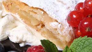 Schuhbecks Kuchenkabarett Apfelstrudel Mit Vanillesahne Br De Apfelstrudel Rezept Apfelstrudel Lebensmittel Essen